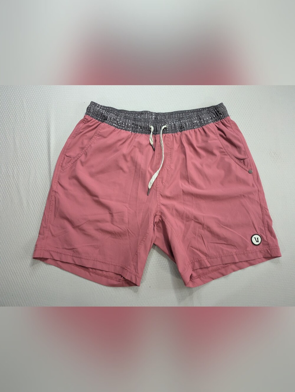 Vuori Kore Shorts Mens L Salmon Red Lined 7" Inseam Performance Gym V302